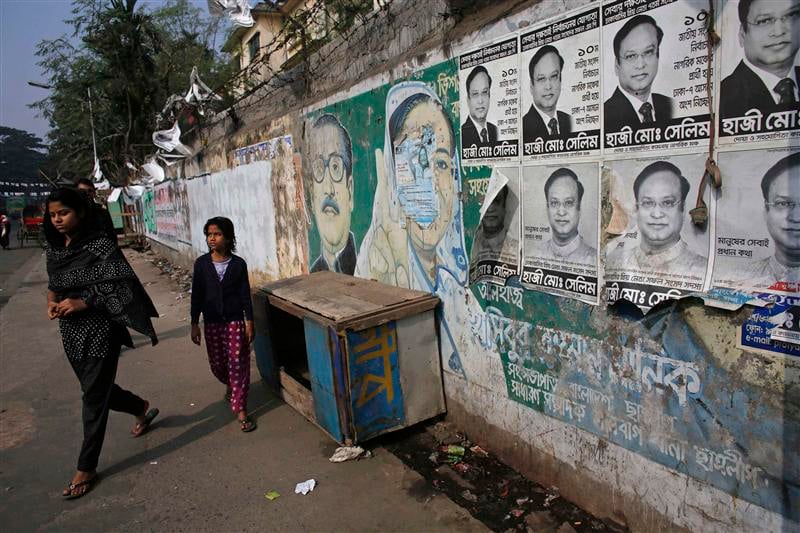 Une soixantaine de bureaux de vote incendiés au Bangladesh