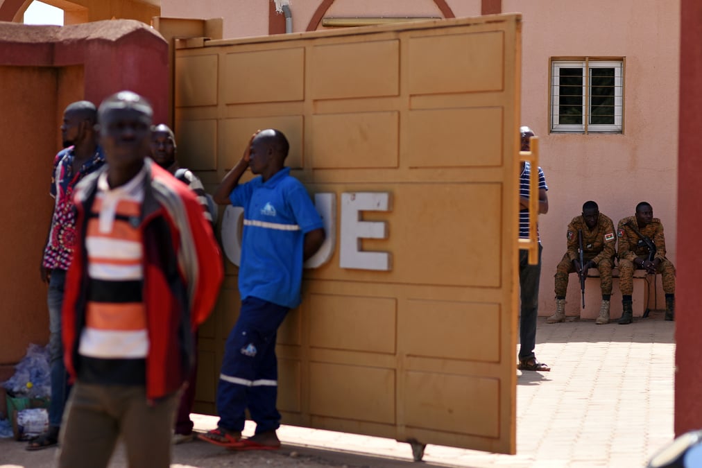 "il y a eu tant de morts" : des rescapes de l'attaque au burkina temoignent