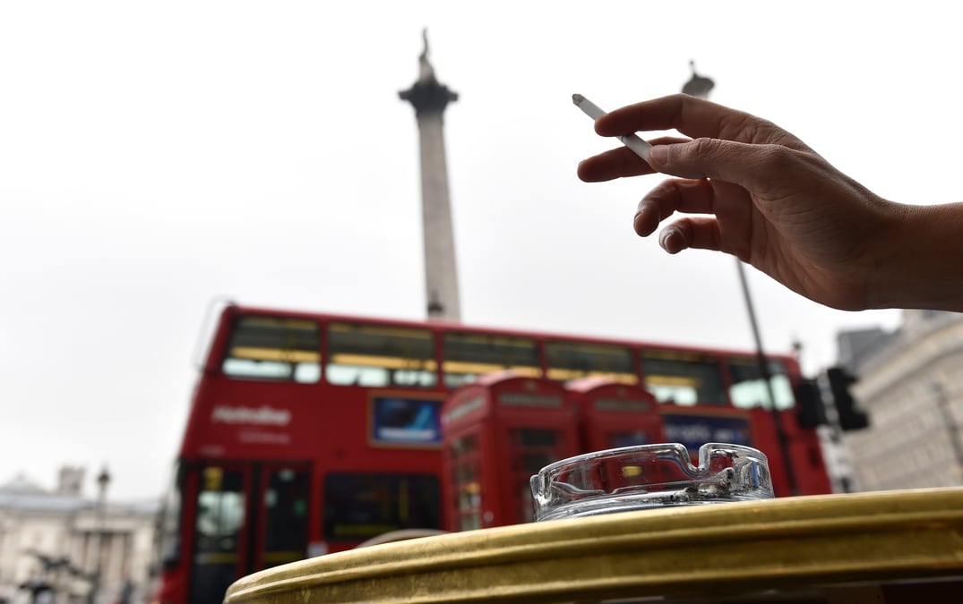 Actuellement, l'âge légal pour acheter des cigarettes au Royaume-Uni est de 18 ans.