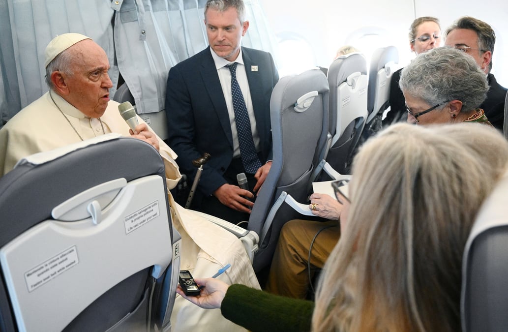 Le pape francois tient une conference de presse a bord de l'avion qui le ramene au vatican apres son voyage apostolique en hongrie