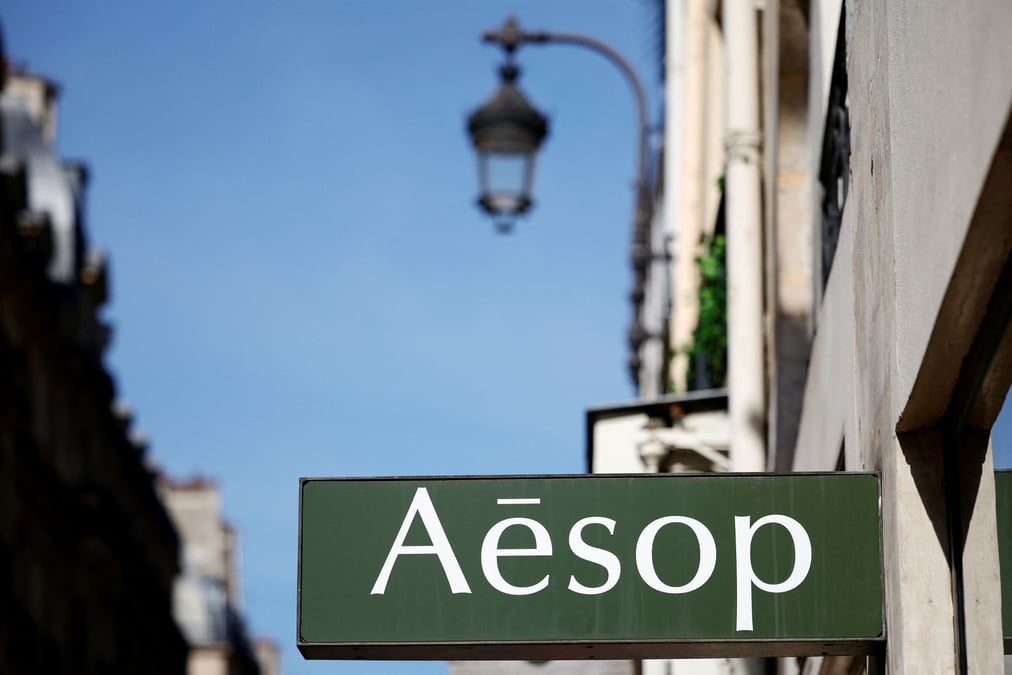 Photo d'un logo d'aesop visible a l'exterieur d'un magasin a paris