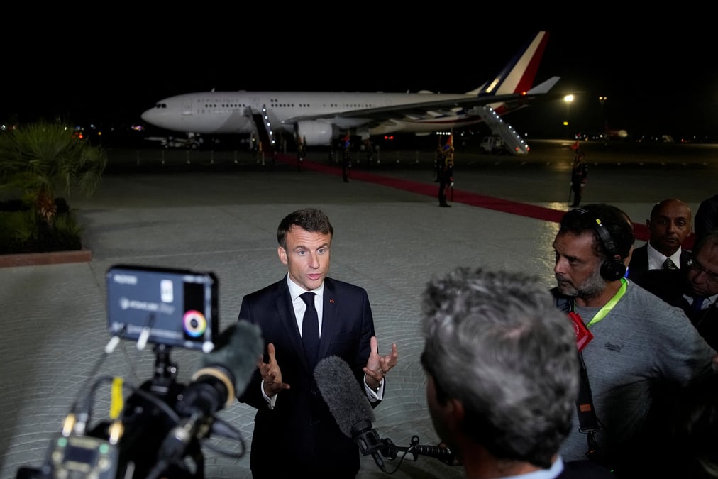 Emmanuel macron lors d'un deplacement en egypte