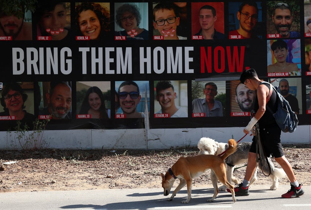 Affiches de soutien aux otages a tel aviv, israel