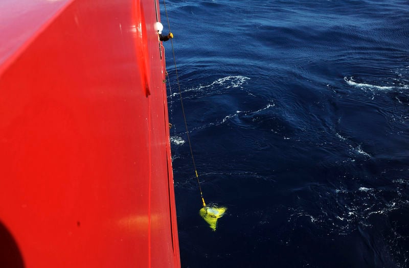 La traque sous-marine des boîtes noires du Boeing disparu débute