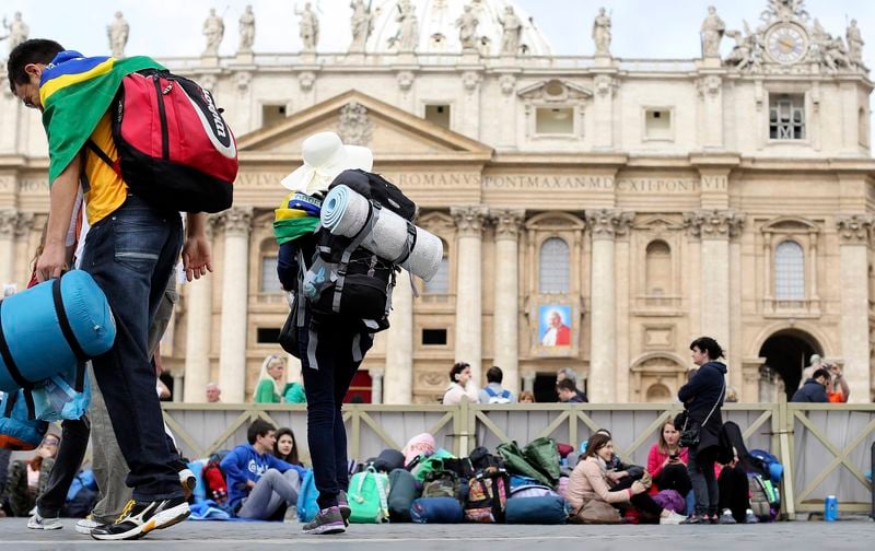 Deux canonisations entre ferveur et controverse