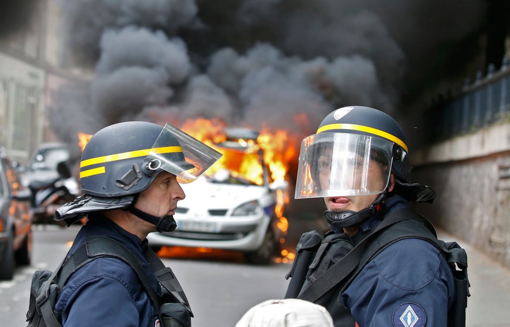 Les policiers dans la rue