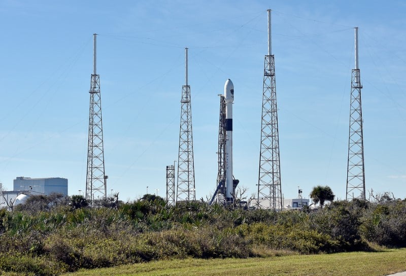 Space x: report du lancement d'un satellite militaire americain