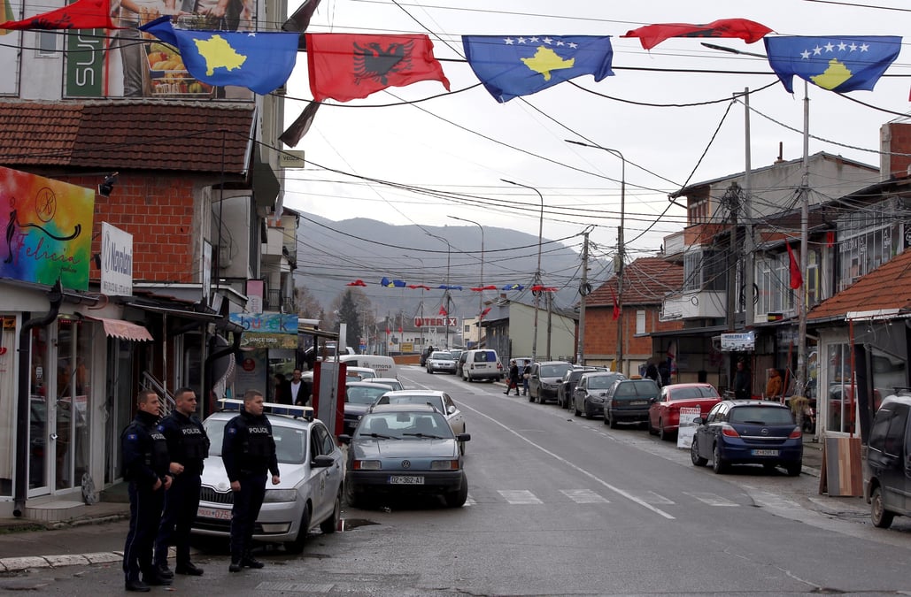 Des policiers du kosovo patrouillent dans une zone ethniquement mixte a mitrovica nord