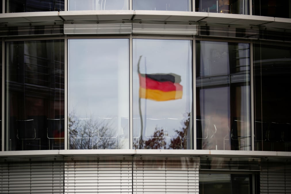 Un drapeau allemand se reflete dans la fenetre de l'immeuble paul loebe a berlin