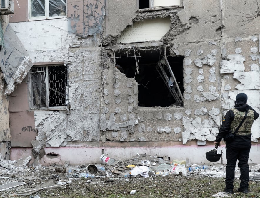 Un procureur ukrainien charge des crimes de guerre inspecte un batiment residentiel endommage par une frappe militaire russe a kherson