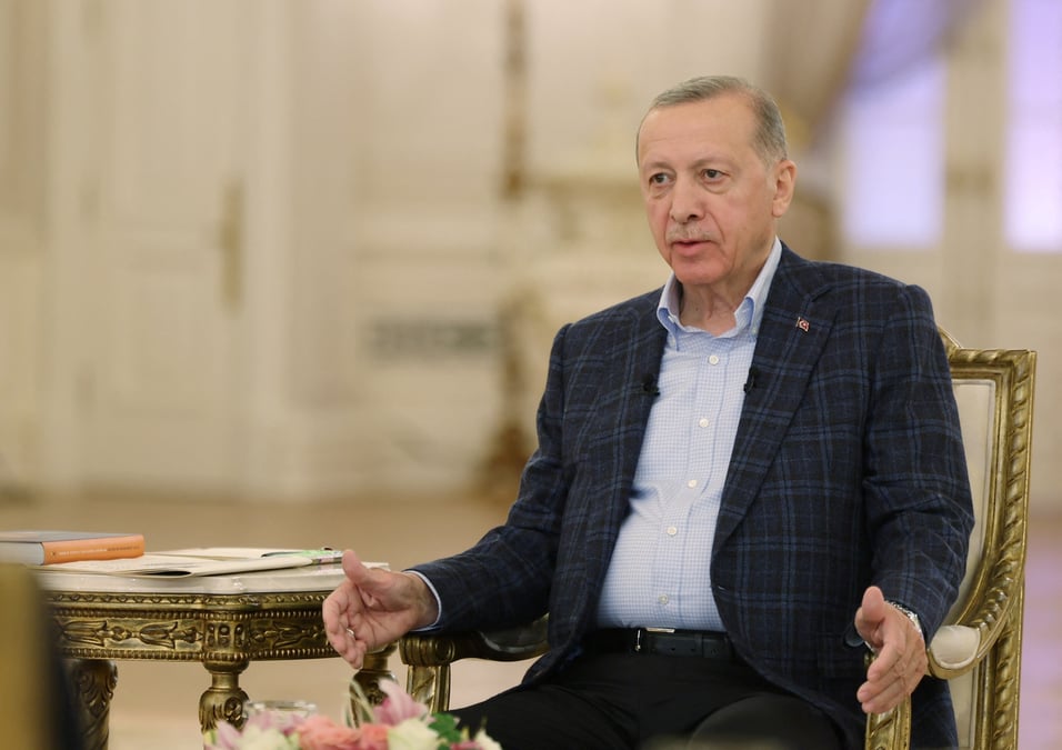 Le president turc recep tayyip erdogan s'exprime lors d'une emission en direct des chaines de television turques a ankara