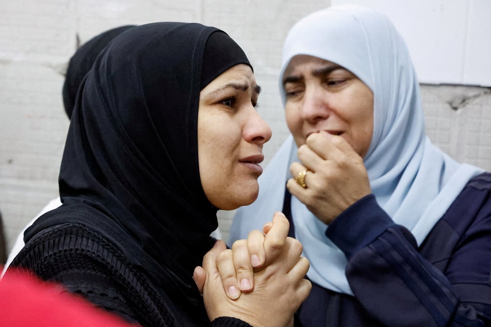 Deux femmes pleurent des palestiniens tues lors d'un raid israelien, a tulkarm