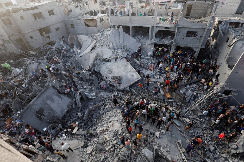 Des palestiniens recherchant des victimes apres des frappes israeliennes sur des batiments residentiels a gaza