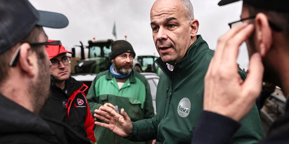 L'ensemble du texte divise en effet les députés. Défendu par la droite et l'extrême droite, il est rejeté par la gauche, alors que le bloc central est partagé entre les  revendications d'une partie des agriculteurs et les inquiétudes pour l'environnement et la santé.