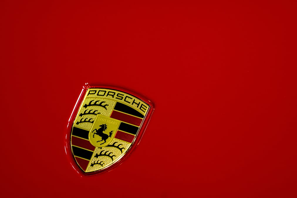 Logo porsche lors de la 39e exposition internationale de l'automobile en thailande