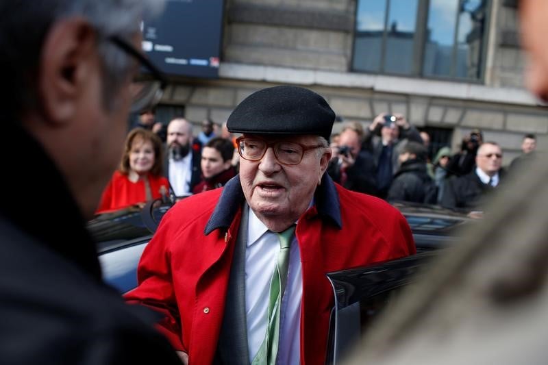 Jean-marie le pen juge que sa fille a ete "plombee" par le theme de l'europe
