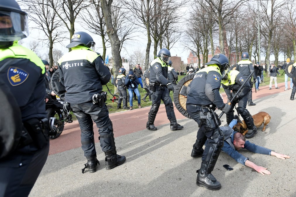La police neerlandaise disperse une manifestation anti-confinement a la haye