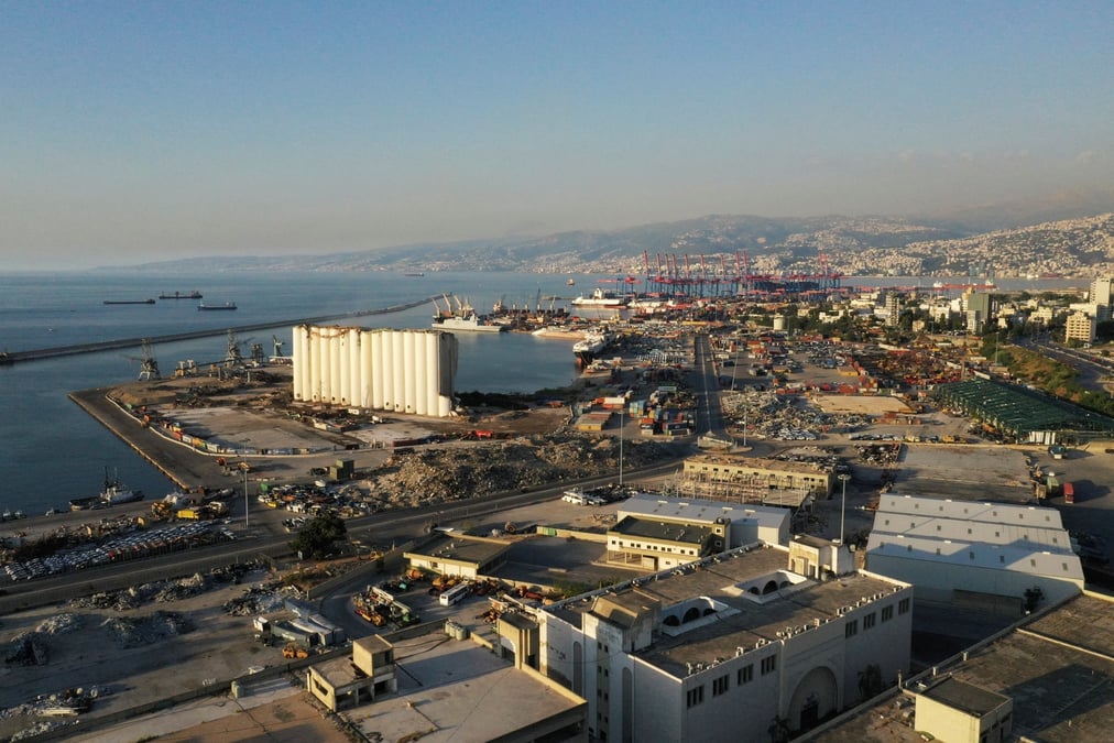 D'autres silos s'effondrent dans le port de beyrouth