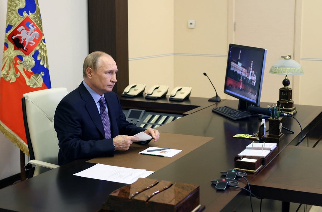 Vladimir poutine participe a une reunion par videoconference
