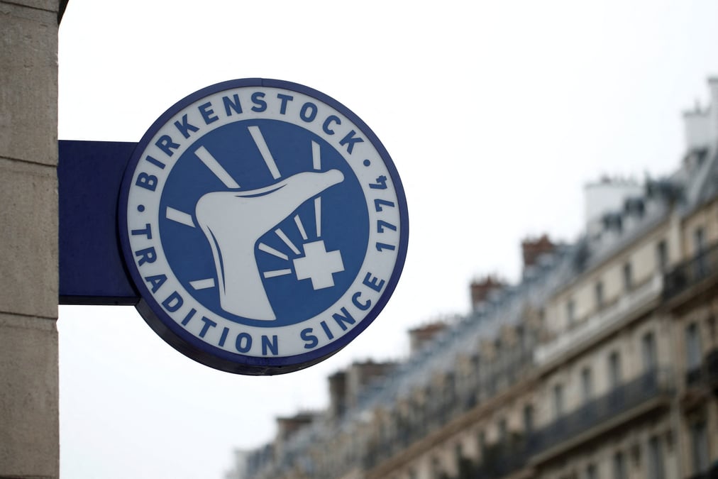 Un logo a l'exterieur d'un magasin de chaussures birkenstock a paris