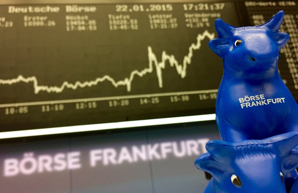 Photo d'une figurine de taureau en plastique, symbole de la bourse de francfort, devant le tableau de l'indice boursier allemand dax a la bourse de francfort
