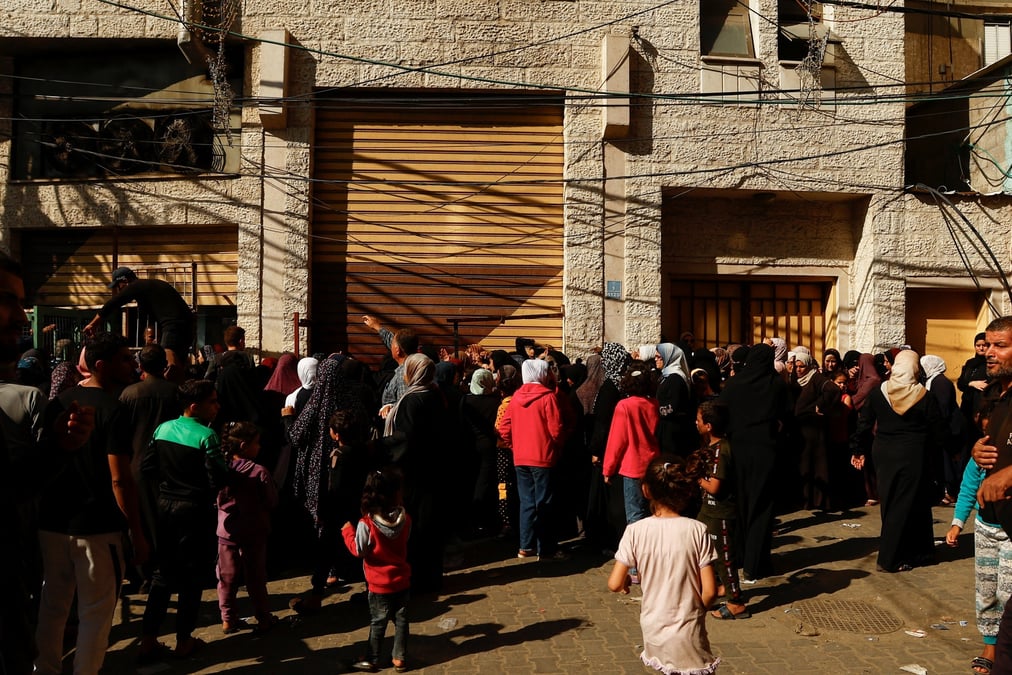 Des palestiniens faisant la queue pour acheter du pain dans un contexte de penurie a gaza
