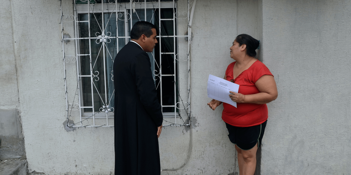 Dans le quartier populaire de Socio Vivienda, « l'idée était de fournir un logement aux populations défavorisées du sud de la ville [de Guayaquil], raconte le père Lenin. Mais une fois les maisons construites, il n'y a pas eu d'accompagnement de la part des pouvoirs publics et la zone s'est marginalisée. »