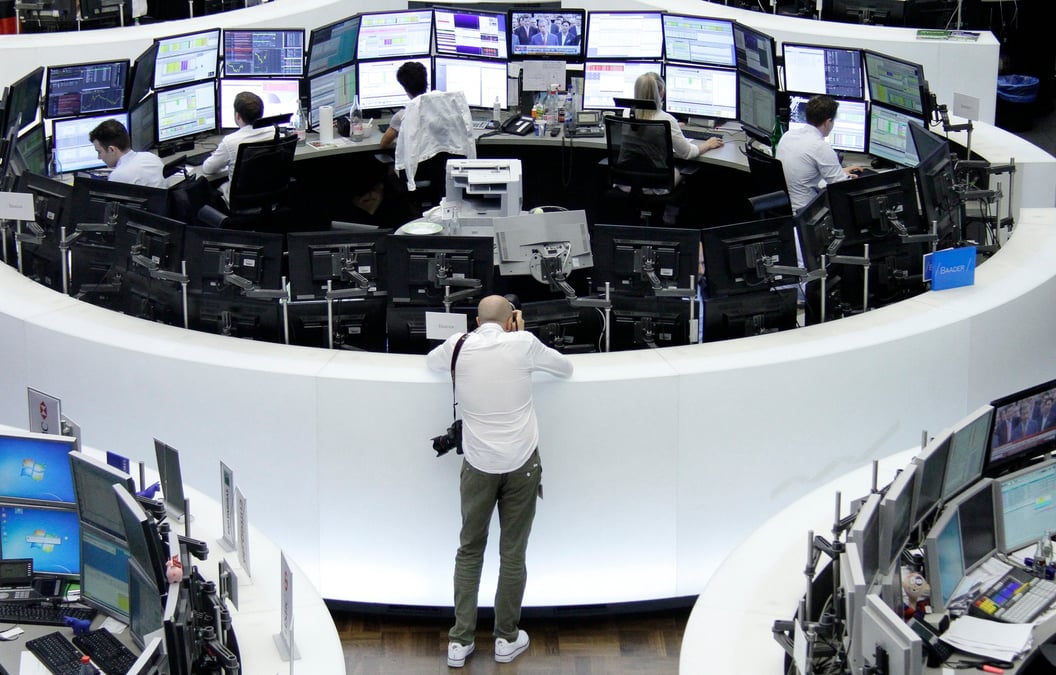 Des traders travaillent a leur bureau a la bourse de francfort.