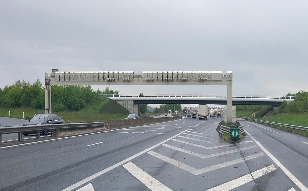 Des portiques, qui détectent les plaques d'immatriculation, ont remplacé les barrières de péage sur l'axe qui relie Paris à la Normandie.