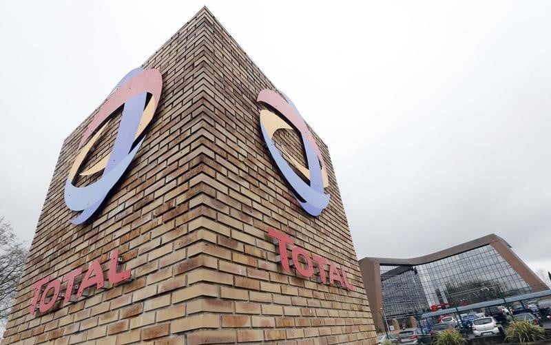 Total et le cac 40 en hausse a la bourse de paris a mi-seance