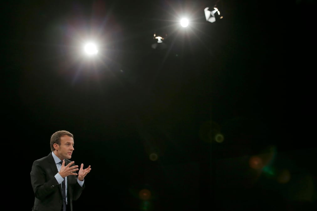 Macron cible par la majorite apres son meeting