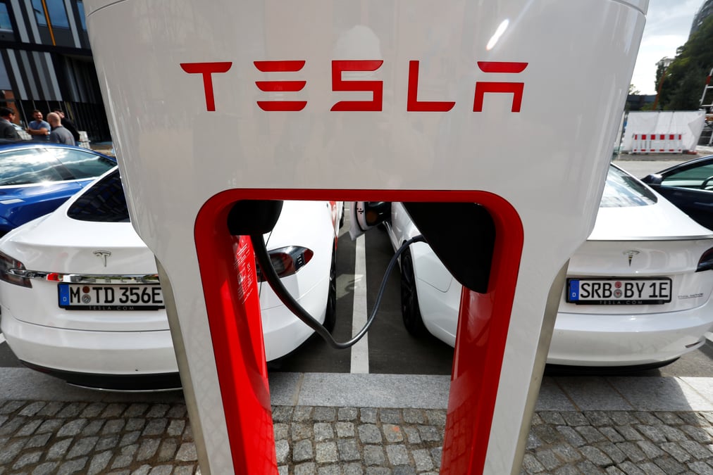 Tesla dit avoir investi 1,5 milliards de dollars dans le bitcoin, qui bondit