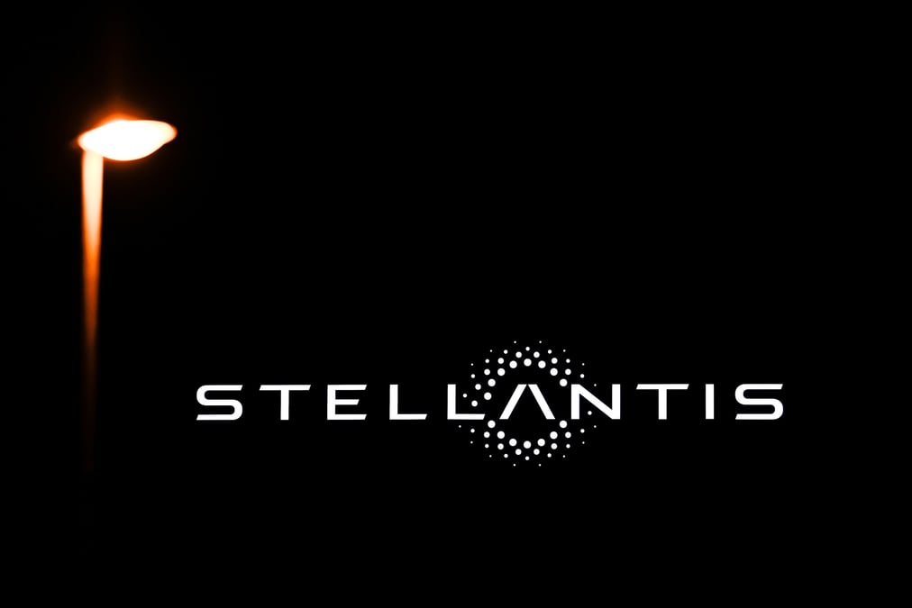 Le logo de stellantis vu de nuit a velizy-villacoublay