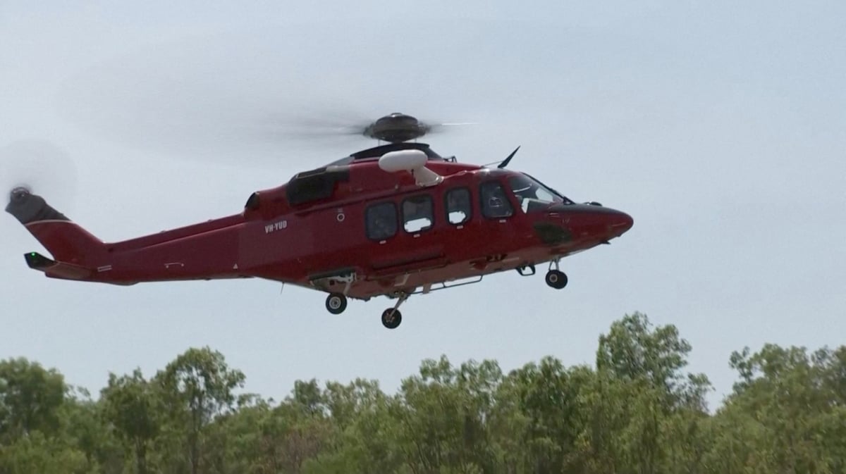 Un helicoptere decolle apres le crash d'un avion militaire americain a darwin