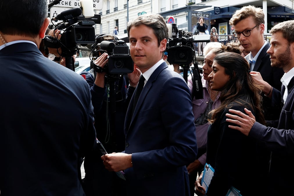 Le premier ministre gabriel attal et la porte-parole du gouvernement francais, prisca thevenot, a meudon-la-foret