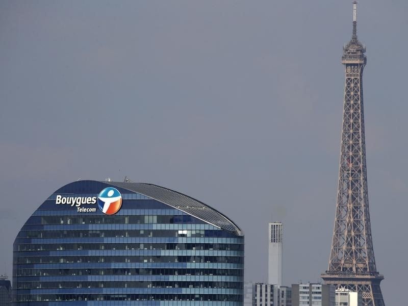 Bouygues, dans le vert a la mi-seance