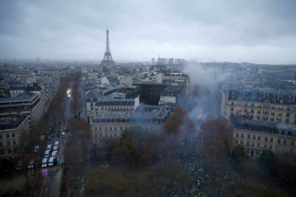 Gilet jaunes: galeries lafayette et printemps evacues, incendies dans des batiments