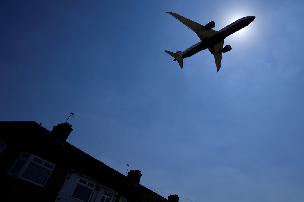Gb: un passager clandestin chute d'un avion et s'ecrase dans un jardin