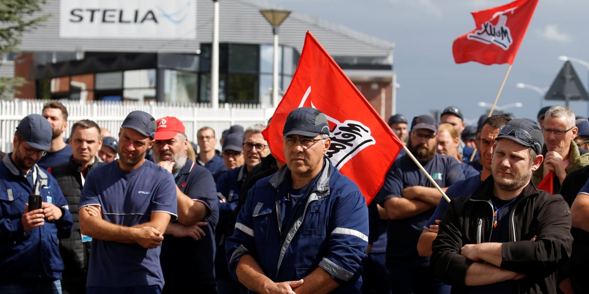 Les salariés de Stelia Aerospace, un sous-traitant d'Airbus, assistent sur le parvis de leur usine de Meaulte (dans la Somme, Hauts-de-France), le 2 juillet dernier, à une assemblée générale avec leurs représentants syndicaux, à la suite de l'annonce par Airbus de supprimer d'ici un an 15.000 emplois pour que l'entreprise survive à la crise du coronavirus.