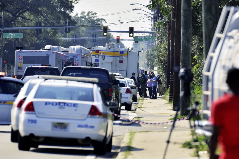 Le personnel d'urgence entoure un magasin dollar general a jacksonville