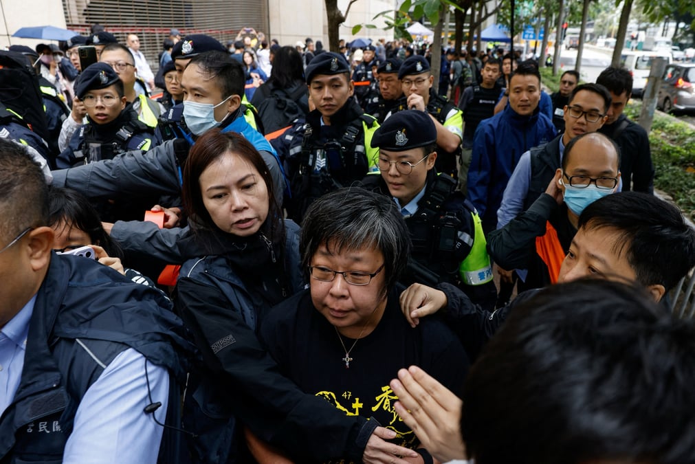 Scenes a l'exterieur du batiment des tribunaux de premiere instance de west kowloon avant la sentence contre les 45 militants pro-democratie a hong kong