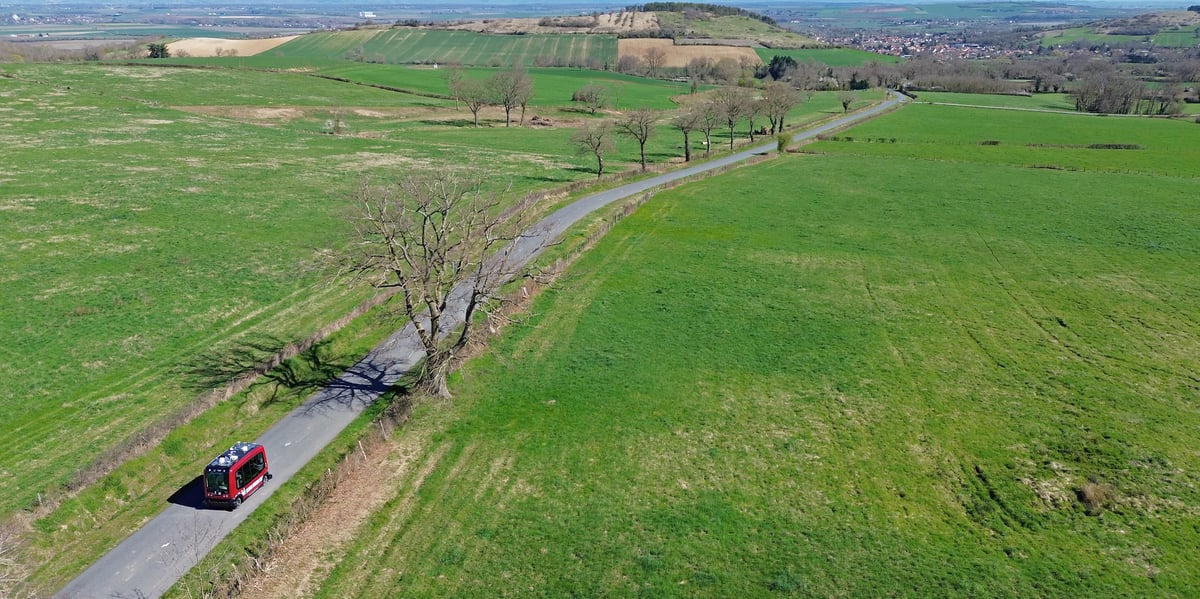 A Gannat, la navette va circuler sur une route départementale et rurale sur laquelle elle va côtoyer d’autres véhicules comme des tracteurs, des cyclistes, des piétons…