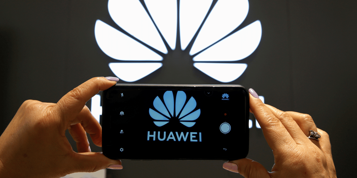 Huawei a justifié ces suppressions de postes par la « réduction des opérations » découlant des sanctions américaines à son égard.