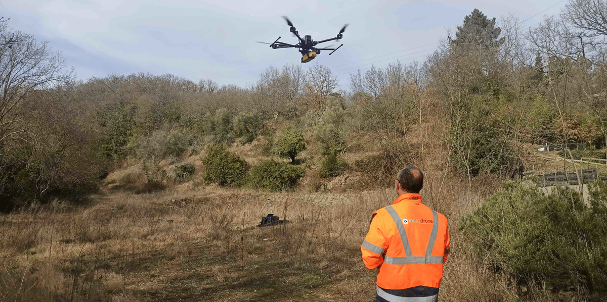 Instadrone propose une gamme de prestations techniques réalisées par drones, notamment pour les télécommunications, la topographie, l'inspection (d'ouvrages d'art, de parcs éoliens ou photovoltaïques, inspection aquatique et subaquatique, etc.) ou l'agriculture.