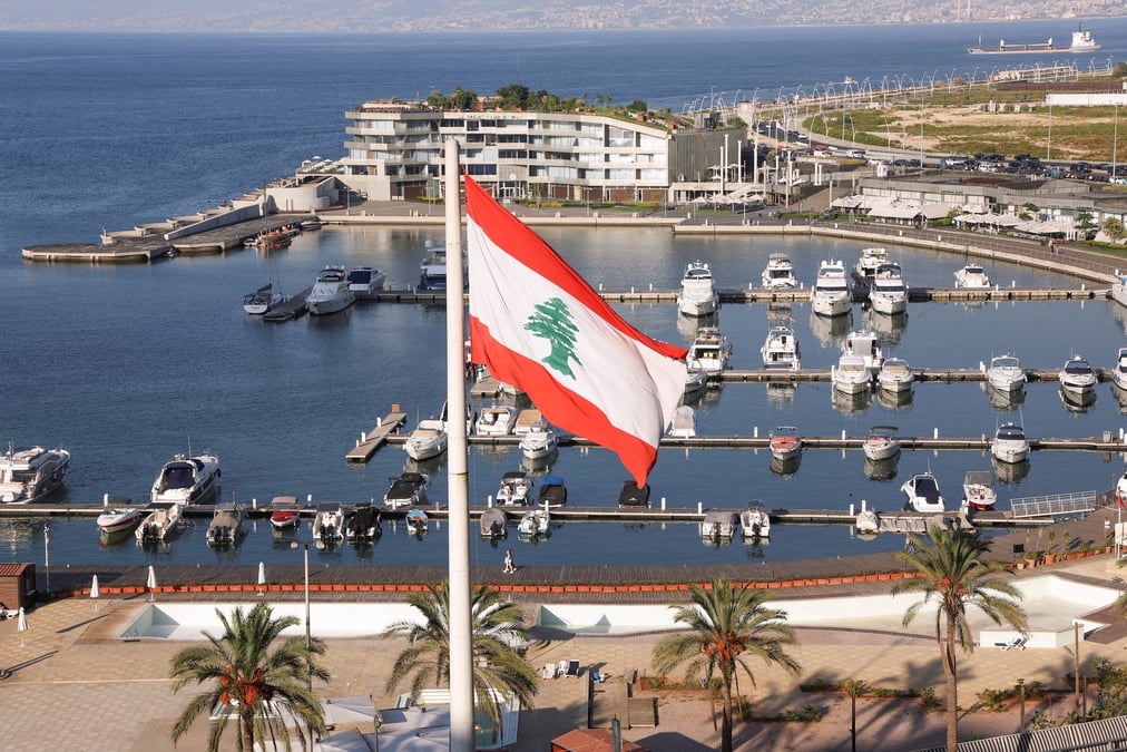 Le drapeau libanais flotte pres de l'hotel phoenicia, endommage lors de l'explosion du port de beyrouth en 2020, apres sa reouverture