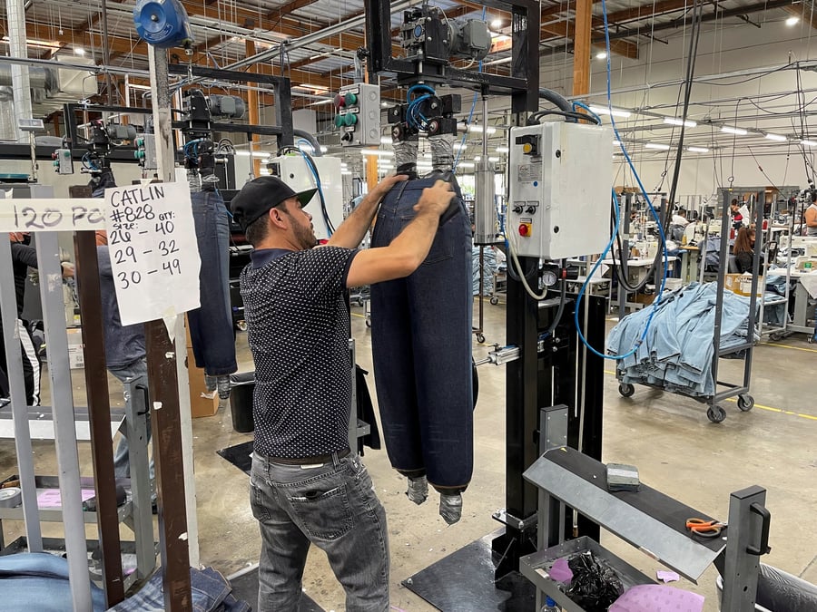 Une usine de confection de jeans a los angeles