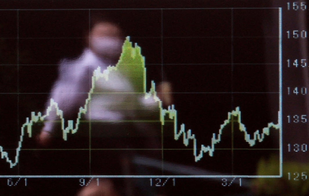 Un ecran montrant le taux de change du yen japonais par rapport au dollar americain, a tokyo