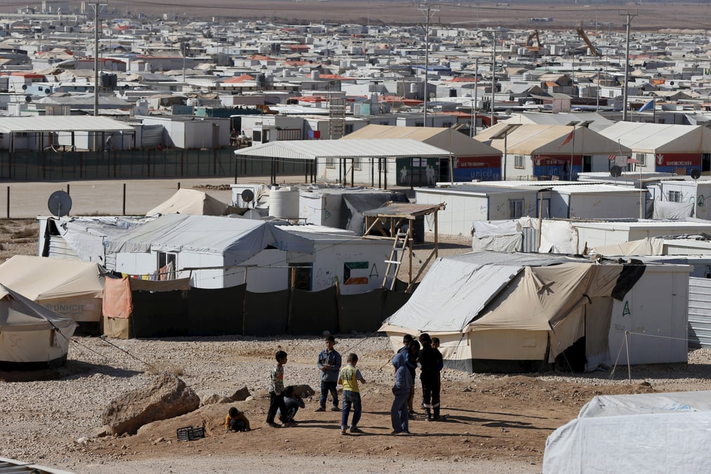 Des milliers de refugies syriens bloques a la frontiere jordanienne