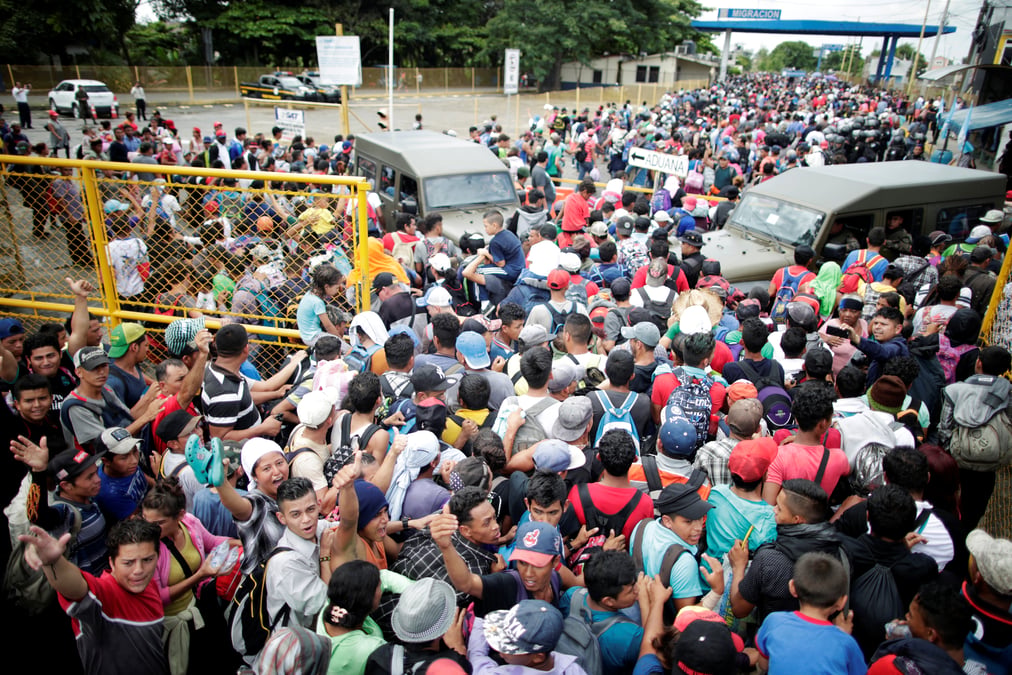Un convoi de migrants honduriens bloque a la frontiere mexicaine