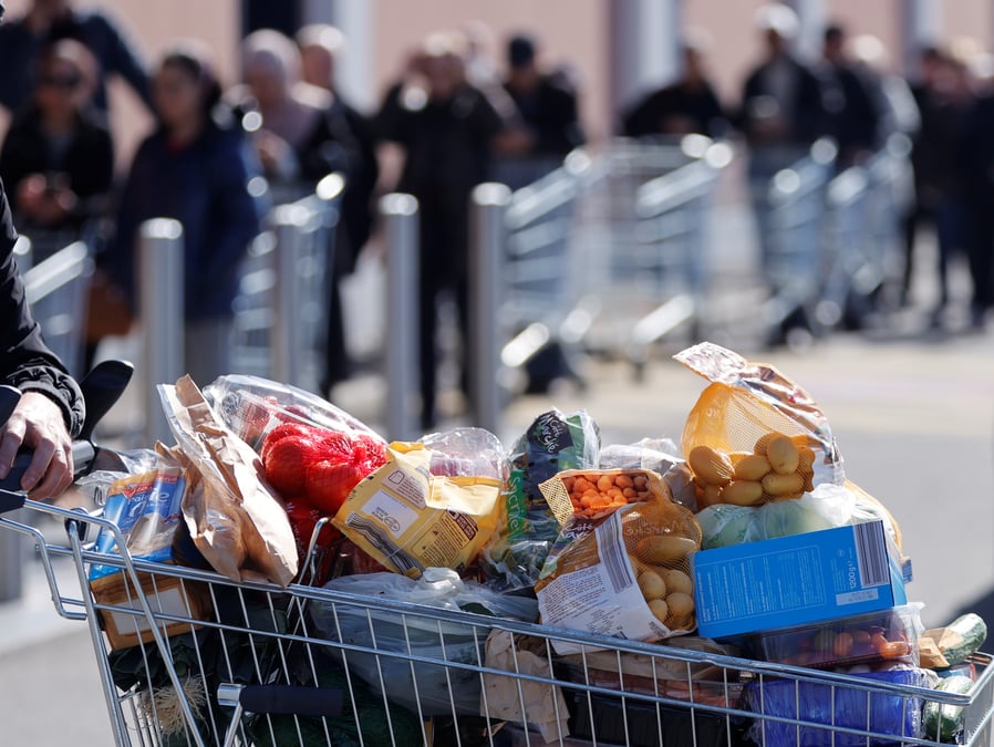 Toubon denonce l'acces aux supermarches refuse a des enfants